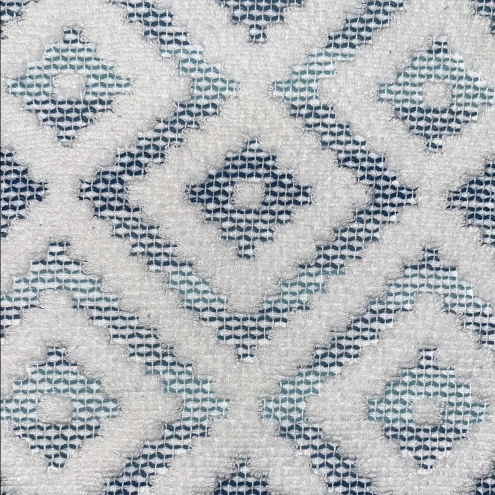⭐️🌴 Beau Monde Geometric Patterned Blue & White Towels w/Matching Bath Rug